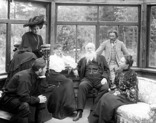 Vladimir Stasov rust uit na een zitting met Ilya Repin, met Natalya Nordman-Severova, Maxim Gorky en Maria Andreyeva, bij Repins dacha, augustus 1904